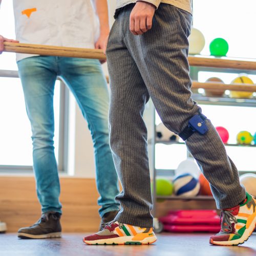 persoon met parkinson gebruikt Cue2Walk@home