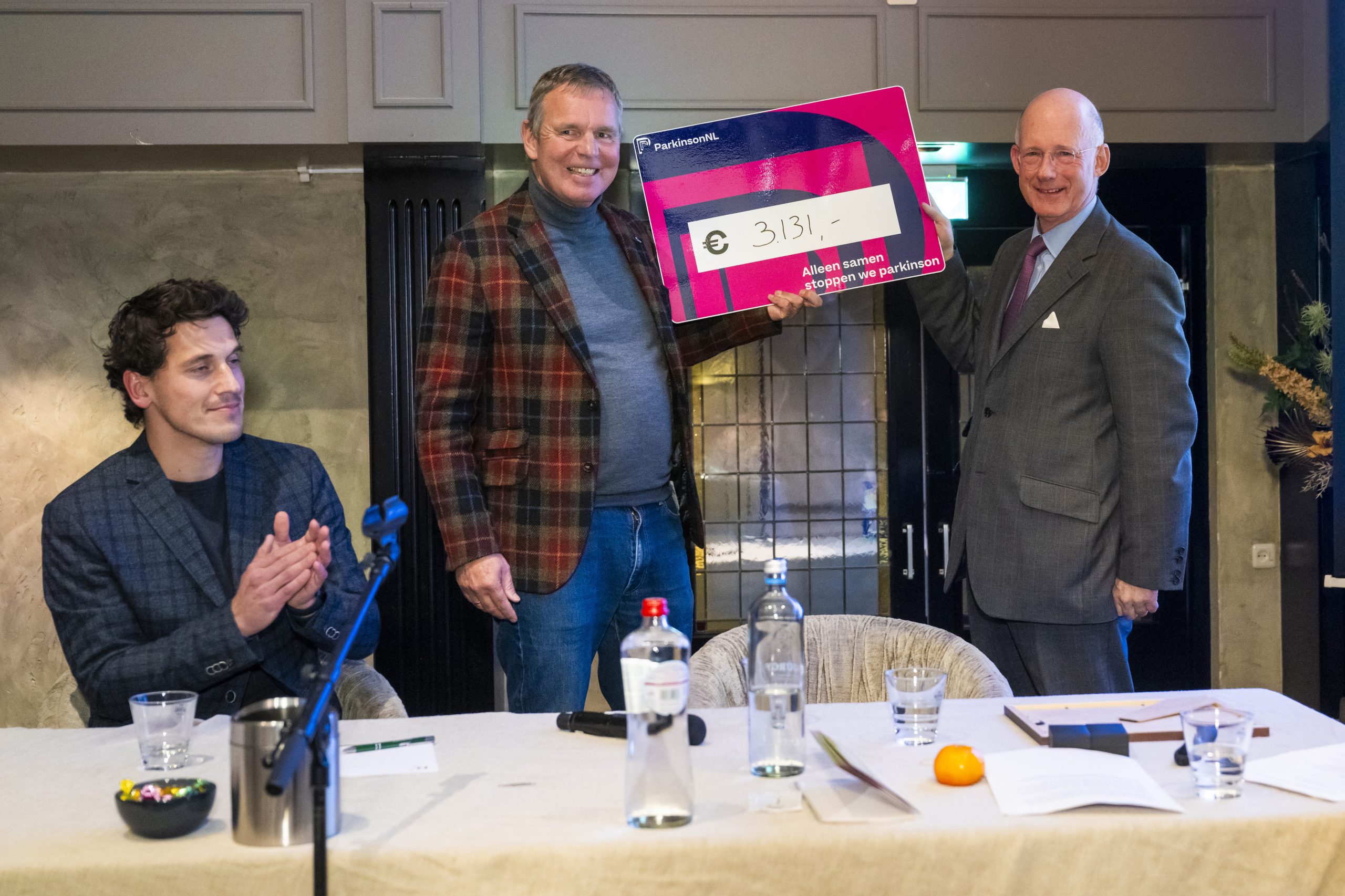 Andreas Dijkhuis met zijn cheque voor ParkinsonNL