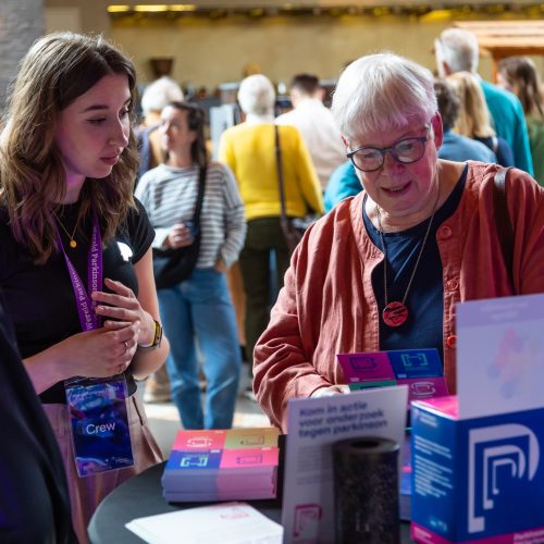 bezoekers van de wereld parkinson dag in burgers'zoo in gesprek met ParkinsonNederland