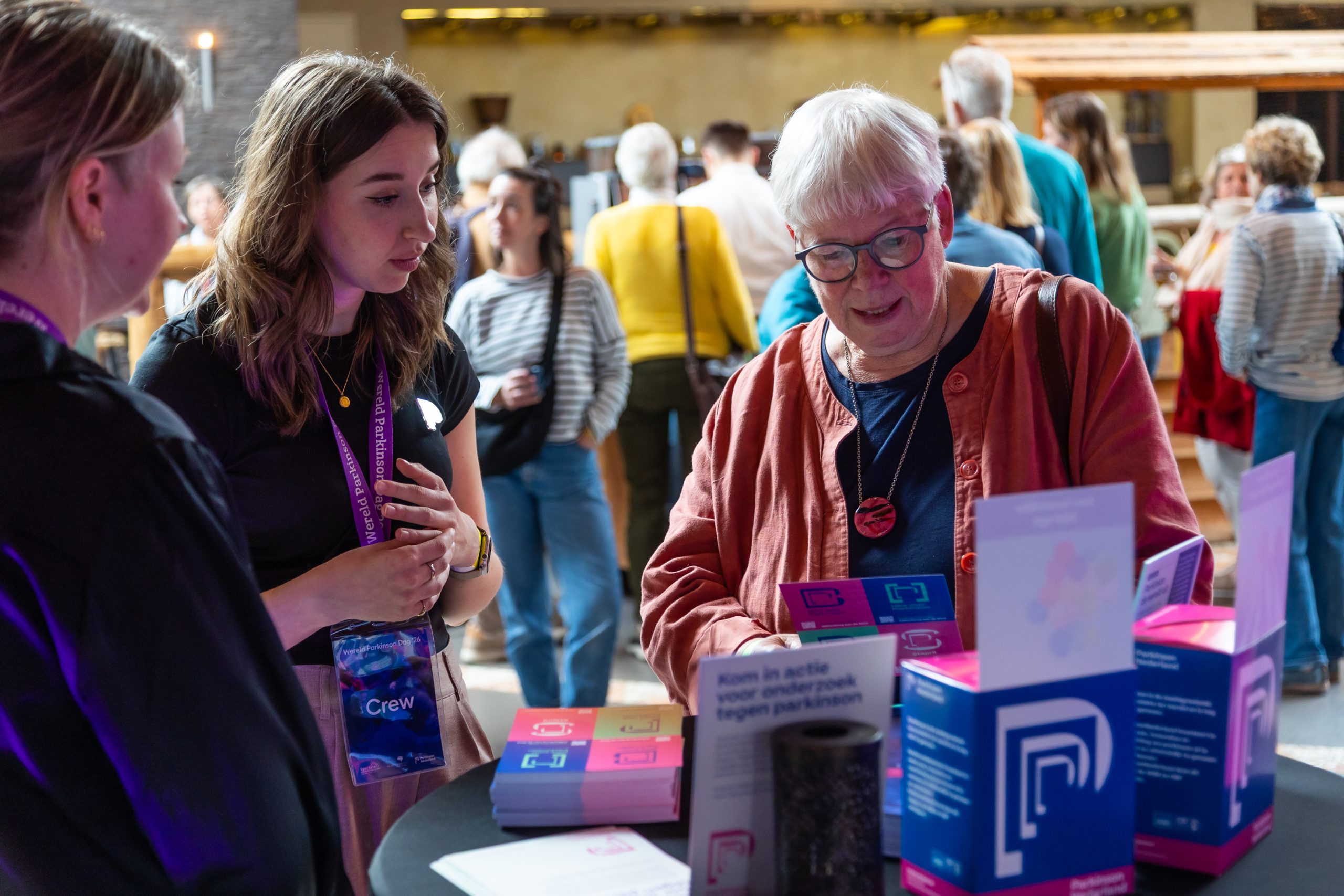 bezoekers van de wereld parkinson dag in burgers'zoo in gesprek met ParkinsonNederland