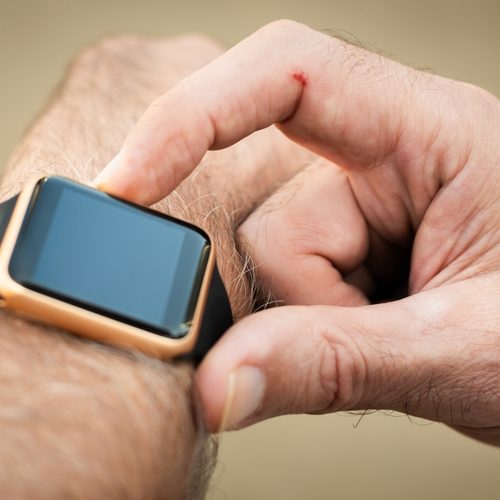 persoon met parkinson gebruikt een smartwatch
